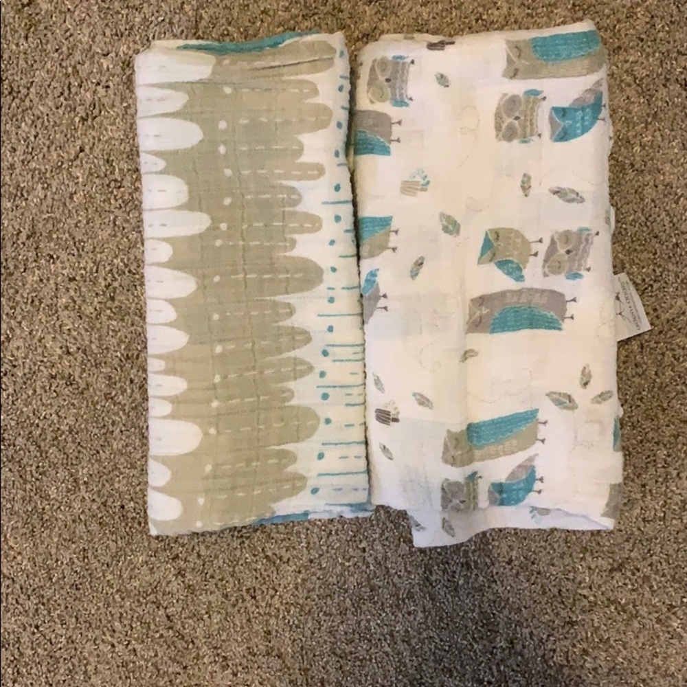 2 ADEN AND ANAIS Muslin blankets
